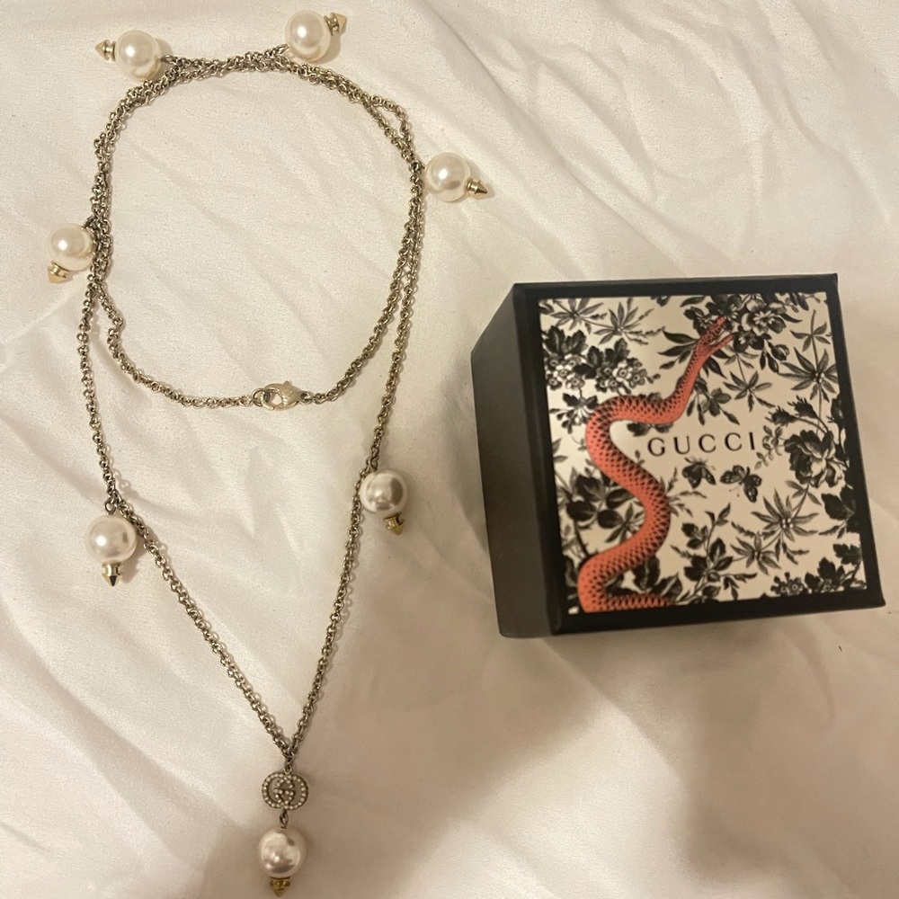 authentic peal gucci necklace with gold hardware